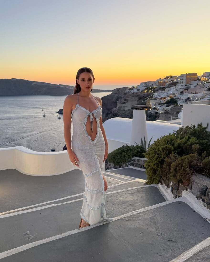 Η Evangelia ποζάρει με μαγιό στις διακοπές της στη Σαντορίνη - Δείτε φωτογραφίες