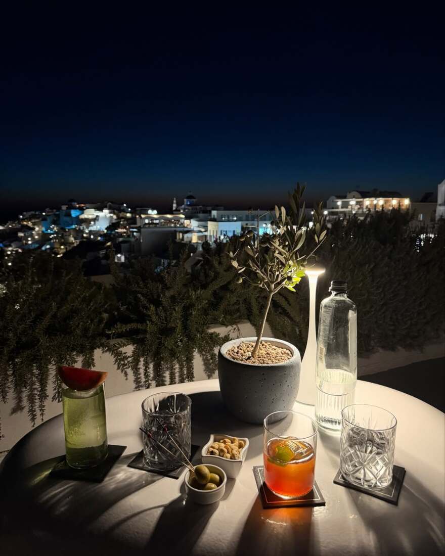 Η Evangelia ποζάρει με μαγιό στις διακοπές της στη Σαντορίνη - Δείτε φωτογραφίες