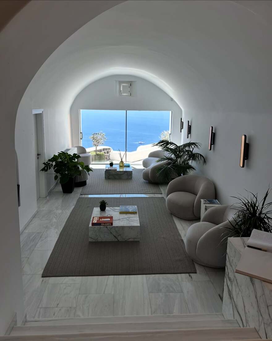 Η Evangelia ποζάρει με μαγιό στις διακοπές της στη Σαντορίνη - Δείτε φωτογραφίες