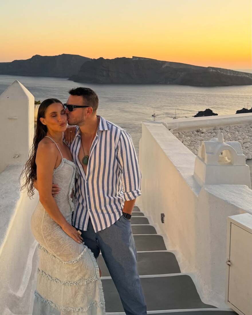 Η Evangelia ποζάρει με μαγιό στις διακοπές της στη Σαντορίνη - Δείτε φωτογραφίες