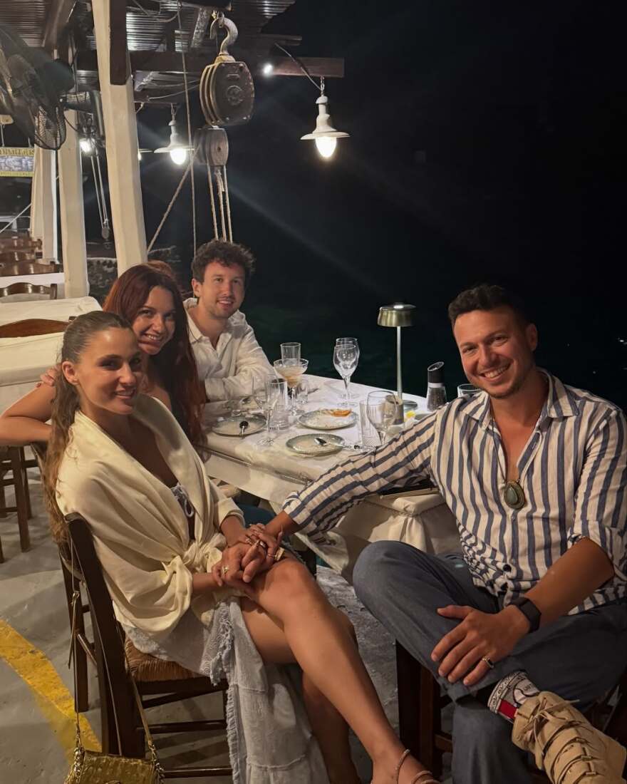 Η Evangelia ποζάρει με μαγιό στις διακοπές της στη Σαντορίνη - Δείτε φωτογραφίες