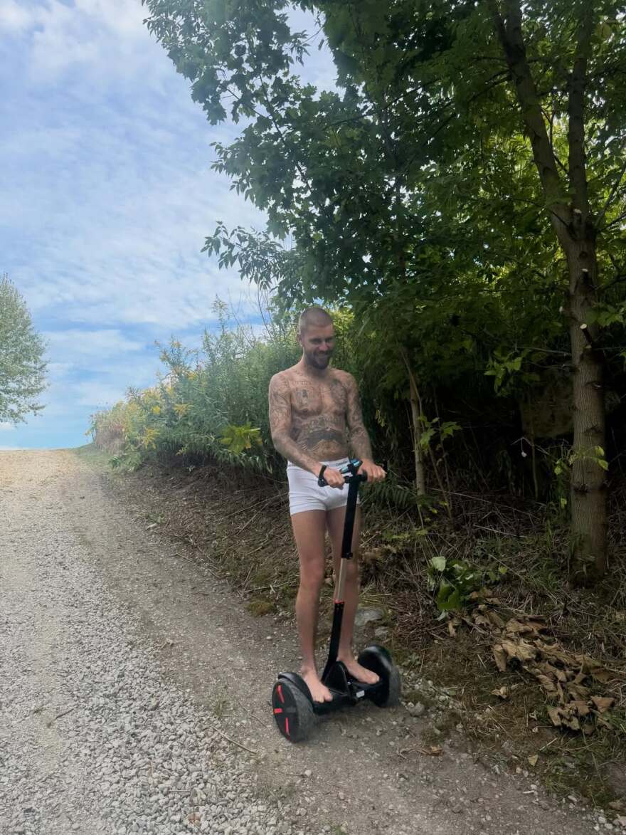 Ο Τζάστιν Μπίμπερ βγήκε για βόλτα στο δάσος με το Segway φορώντας μόνο τα εσώρουχά του - Δείτε φωτογραφίες