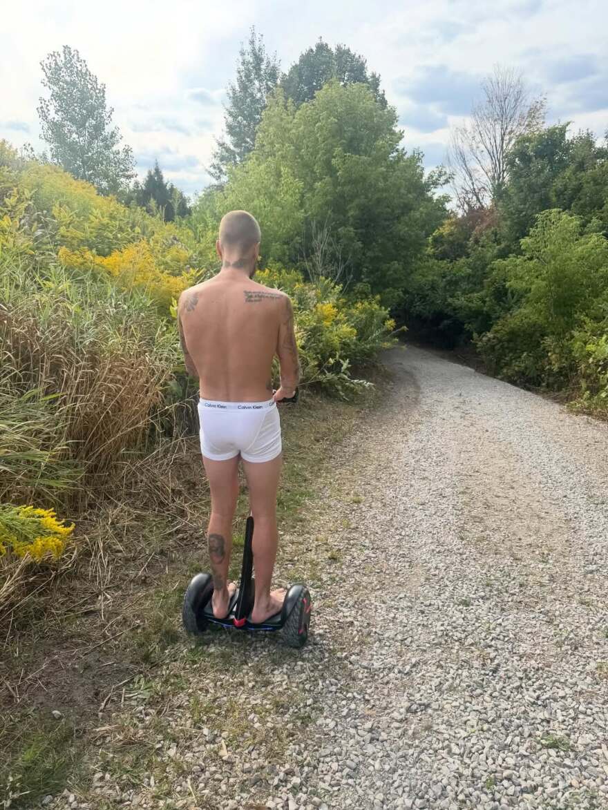 Ο Τζάστιν Μπίμπερ βγήκε για βόλτα στο δάσος με το Segway φορώντας μόνο τα εσώρουχά του - Δείτε φωτογραφίες