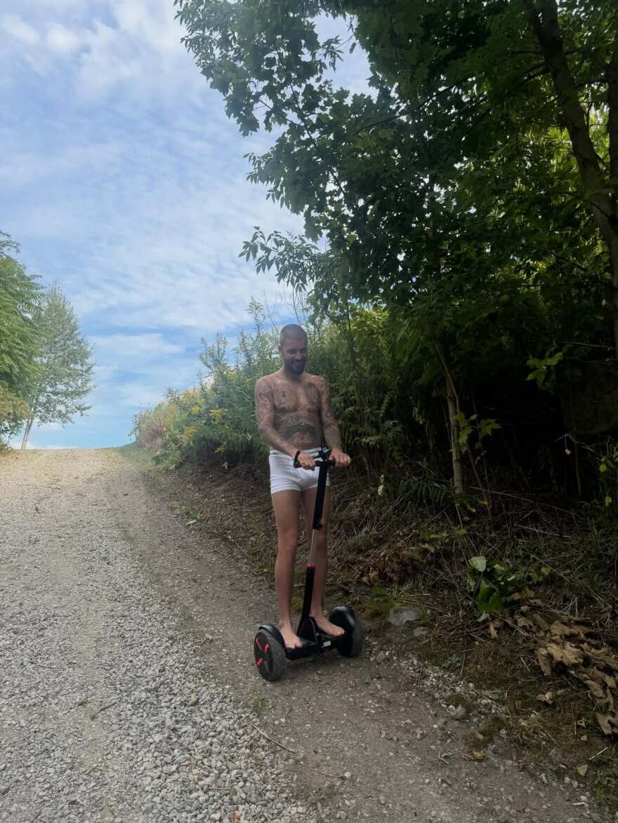 Ο Τζάστιν Μπίμπερ βγήκε για βόλτα στο δάσος με το Segway φορώντας μόνο τα εσώρουχά του - Δείτε φωτογραφίες