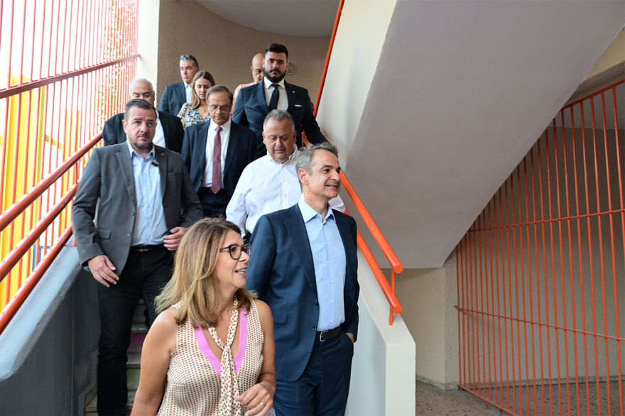 Στο 8ο Δημοτικό Νέας Φιλαδέλφειας ο Μητσοτάκης - Το σχολείο ανακαινίστηκε με το πρόγραμμα «Μαριέττα Γιαννάκου»