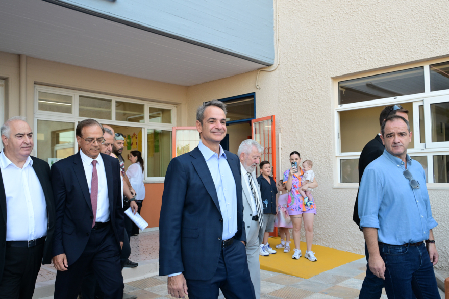 Στο 8ο Δημοτικό Νέας Φιλαδέλφειας ο Μητσοτάκης - Το σχολείο ανακαινίστηκε με το πρόγραμμα «Μαριέττα Γιαννάκου»