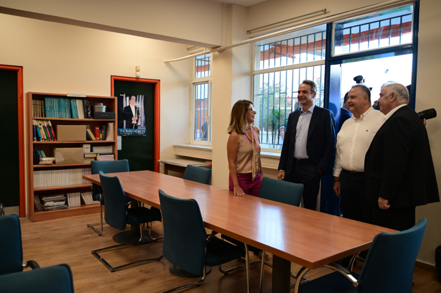 Στο 8ο Δημοτικό Νέας Φιλαδέλφειας ο Μητσοτάκης - Το σχολείο ανακαινίστηκε με το πρόγραμμα «Μαριέττα Γιαννάκου»