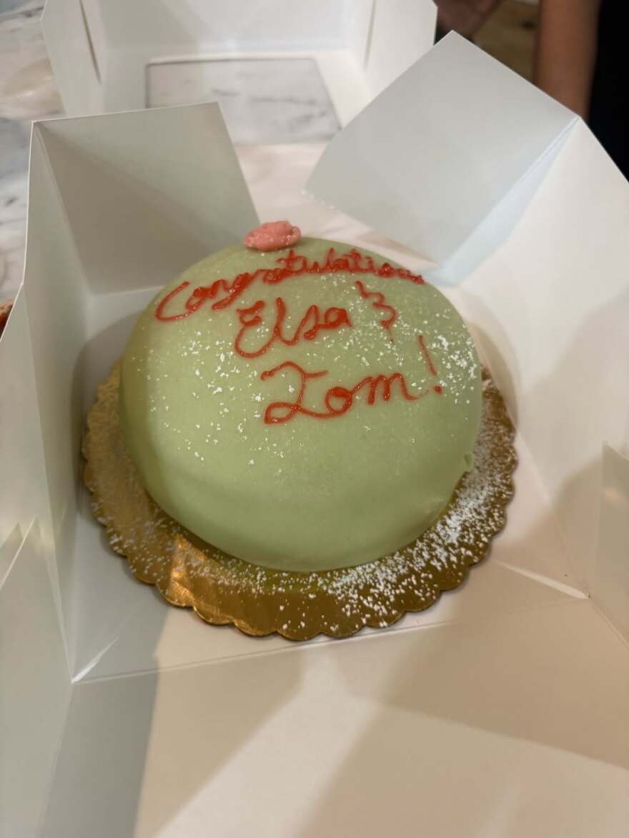 Η Έλσα Χοσκ αρραβωνιάστηκε τον Τομ Ντέιλι μετά από δέκα χρόνια σχέσης