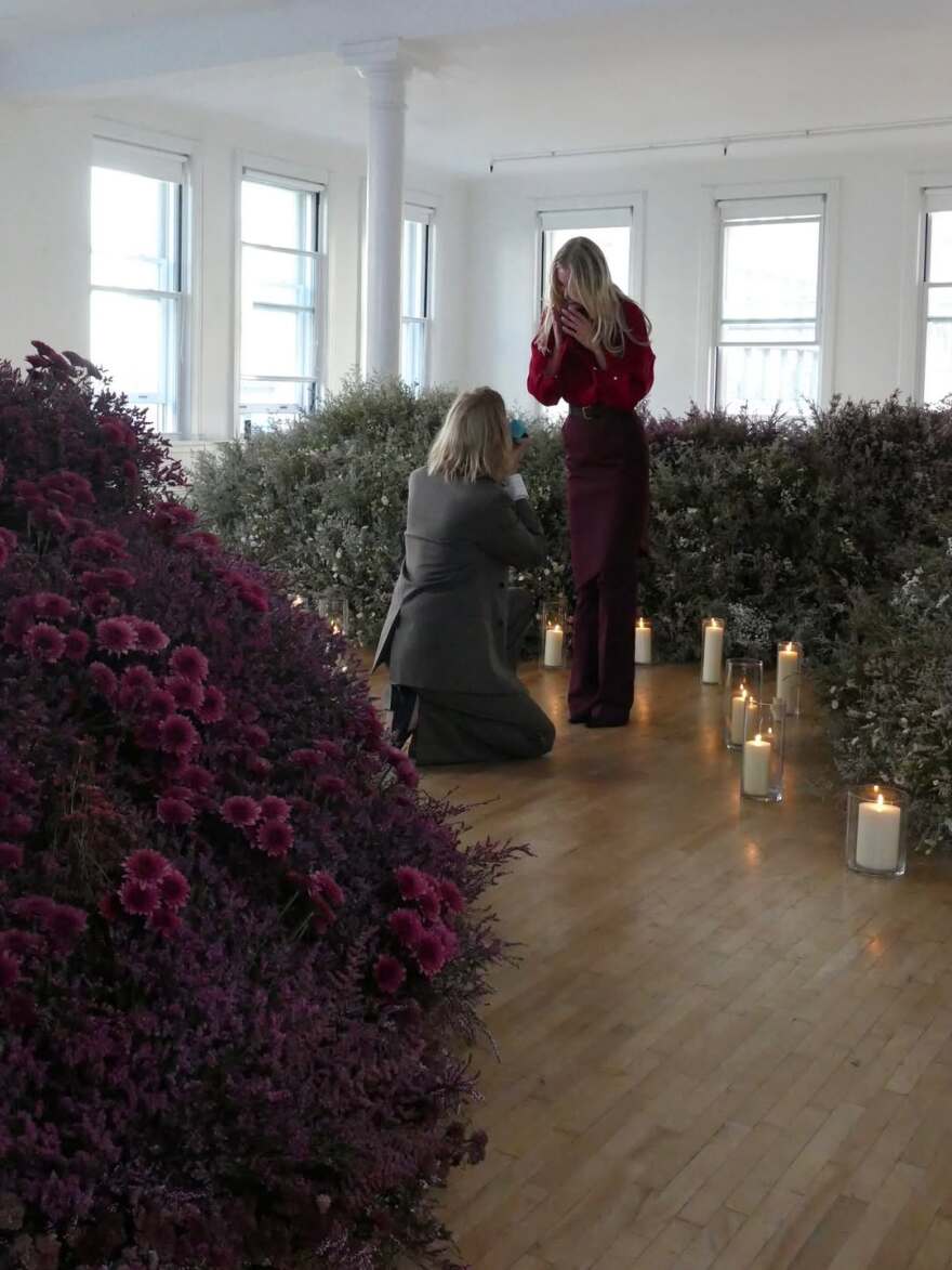 Η Έλσα Χοσκ αρραβωνιάστηκε τον Τομ Ντέιλι μετά από δέκα χρόνια σχέσης