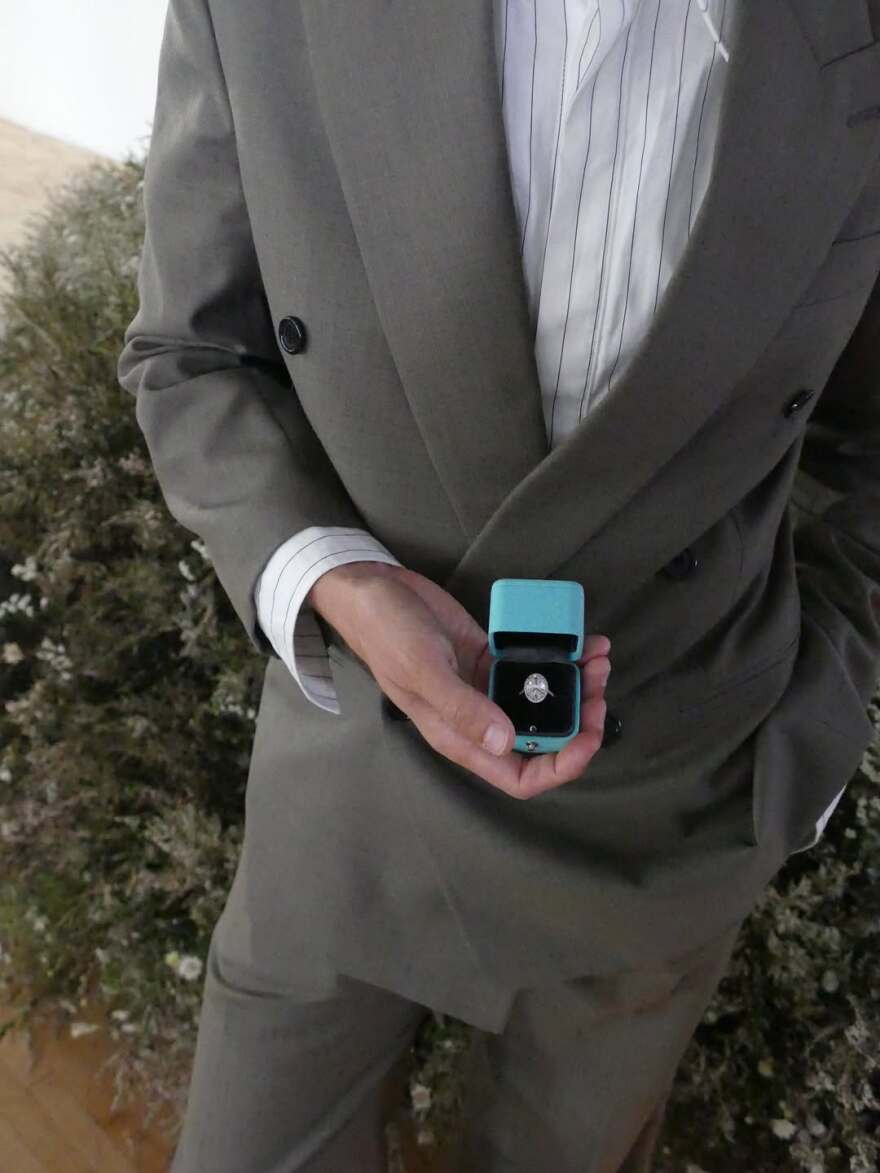 Η Έλσα Χοσκ αρραβωνιάστηκε τον Τομ Ντέιλι μετά από δέκα χρόνια σχέσης