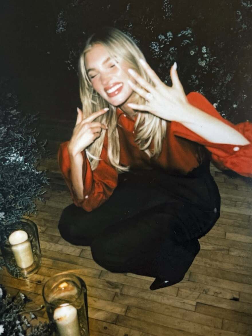 Η Έλσα Χοσκ αρραβωνιάστηκε τον Τομ Ντέιλι μετά από δέκα χρόνια σχέσης