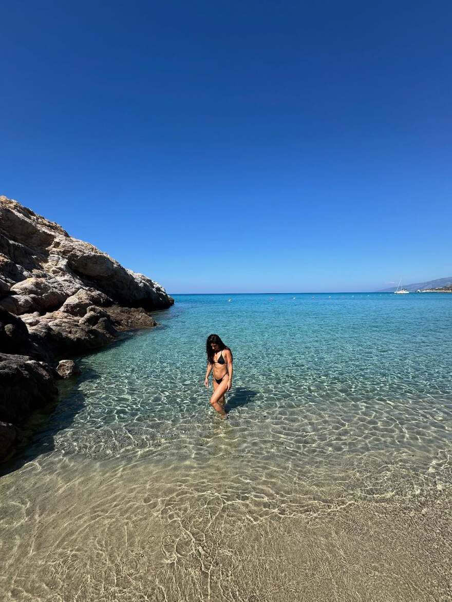 Μαρίνα Σπανού: Εγώ και το μαύρο μου μαγιό, έγραψε η τραγουδίστρια από τη θάλασσα