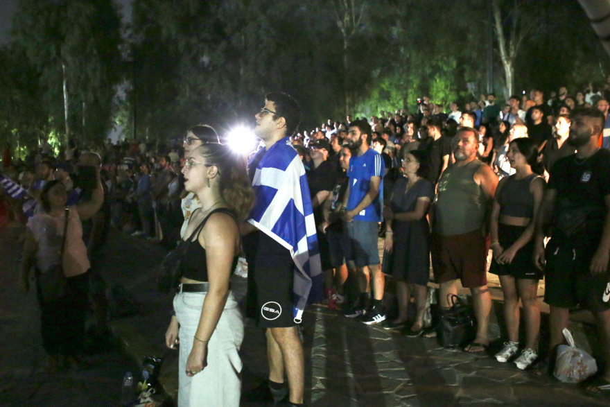 «Η ομάδα έχει ψυχή, πάμε τελικό»: Οι Έλληνες στις πλατείες για τον αγώνα της Εθνικής με την Τουρκία, δείτε βίντεο και φωτογραφίες