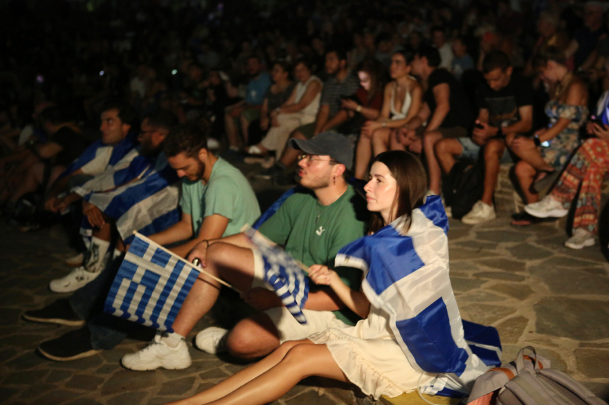 «Η ομάδα έχει ψυχή, πάμε τελικό»: Οι Έλληνες στις πλατείες για τον αγώνα της Εθνικής με την Τουρκία, δείτε βίντεο και φωτογραφίες