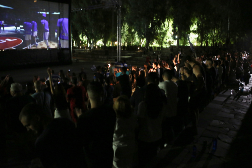 «Η ομάδα έχει ψυχή, πάμε τελικό»: Οι Έλληνες στις πλατείες για τον αγώνα της Εθνικής με την Τουρκία, δείτε βίντεο και φωτογραφίες