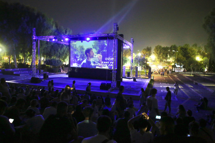 «Η ομάδα έχει ψυχή, πάμε τελικό»: Οι Έλληνες στις πλατείες για τον αγώνα της Εθνικής με την Τουρκία, δείτε βίντεο και φωτογραφίες