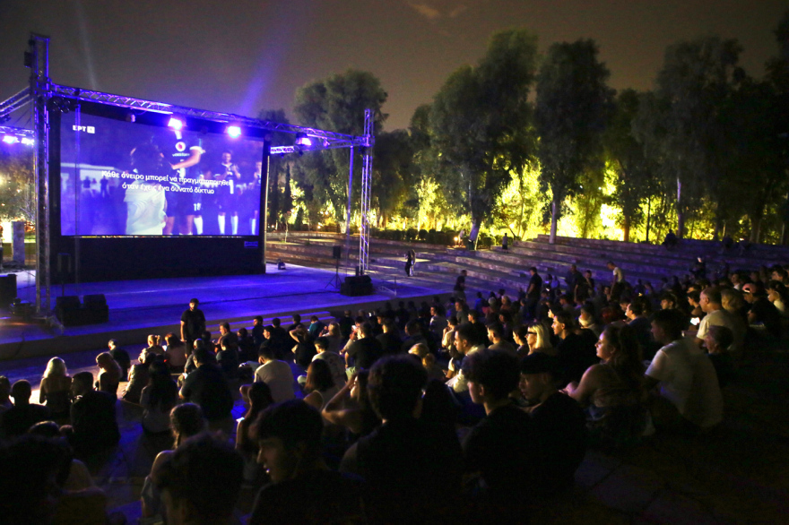 «Η ομάδα έχει ψυχή, πάμε τελικό»: Οι Έλληνες στις πλατείες για τον αγώνα της Εθνικής με την Τουρκία, δείτε βίντεο και φωτογραφίες