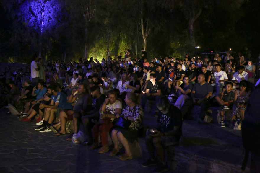 «Η ομάδα έχει ψυχή, πάμε τελικό»: Οι Έλληνες στις πλατείες για τον αγώνα της Εθνικής με την Τουρκία, δείτε βίντεο και φωτογραφίες