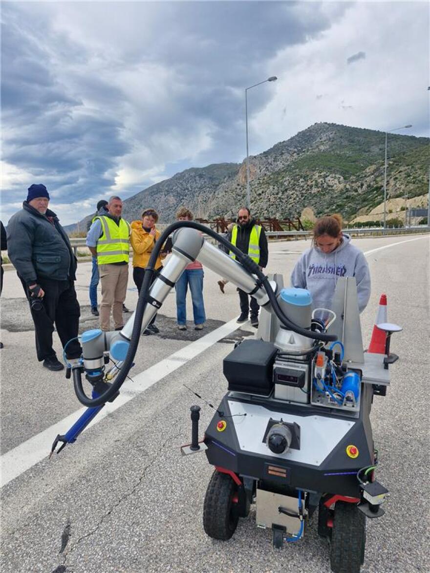 Ολυμπία Οδός: Δοκιμάστηκε αυτόνομο ρομπότ για την επισκευή λακκουβών και ρωγμών - Δείτε βίντεο