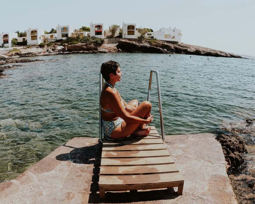 Η Ταμίλα Κουλίεβα ποζάρει με μαγιό και αναπολεί το καλοκαίρι - Δείτε τις φωτογραφίες