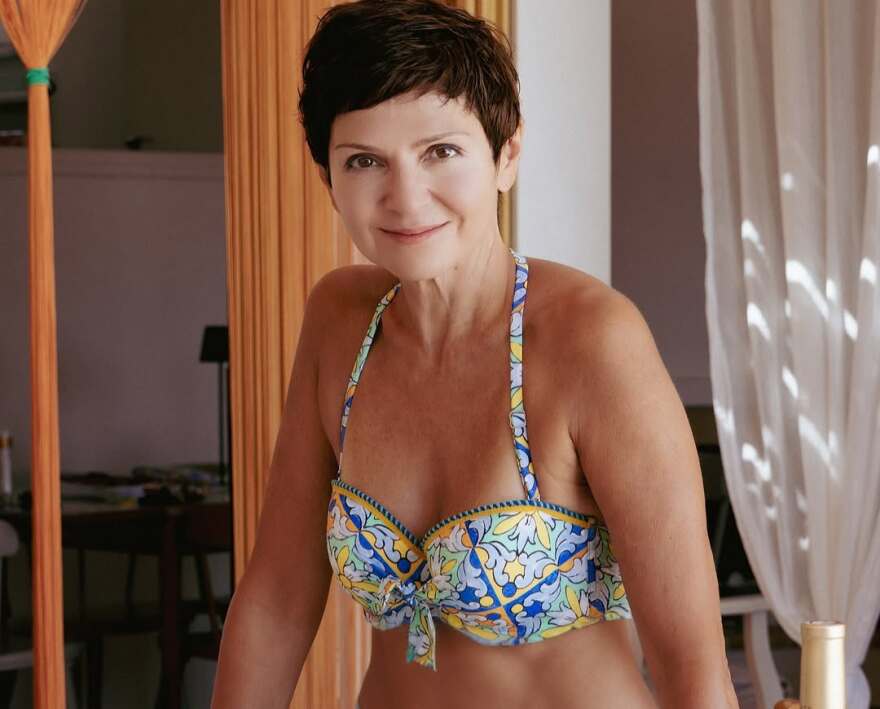 Η Ταμίλα Κουλίεβα ποζάρει με μαγιό και αναπολεί το καλοκαίρι - Δείτε τις φωτογραφίες