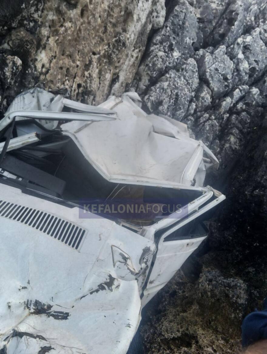 Κεφαλονιά: Τραγικός θάνατος για 23χρονο που έπεσε με το ΙΧ από γκρεμό - Δείτε φωτογραφίες