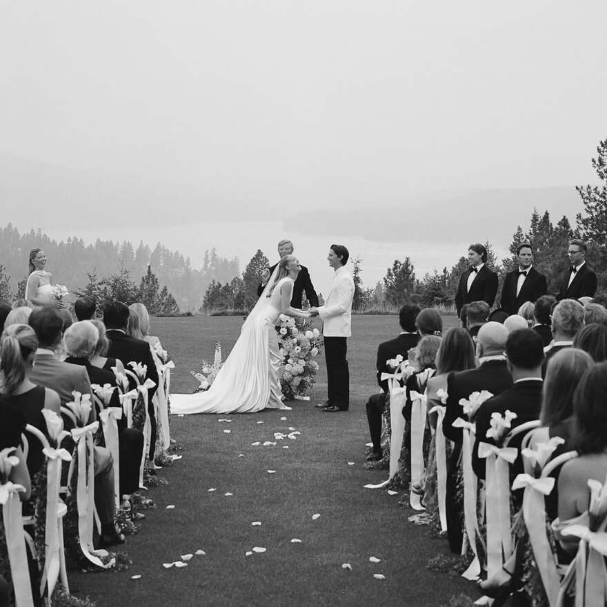 Ο Πάτρικ Σβαρτσενέγκερ δημοσίευσε φωτογραφίες από τον γάμο του με την Άμπι Τσάμπιον
