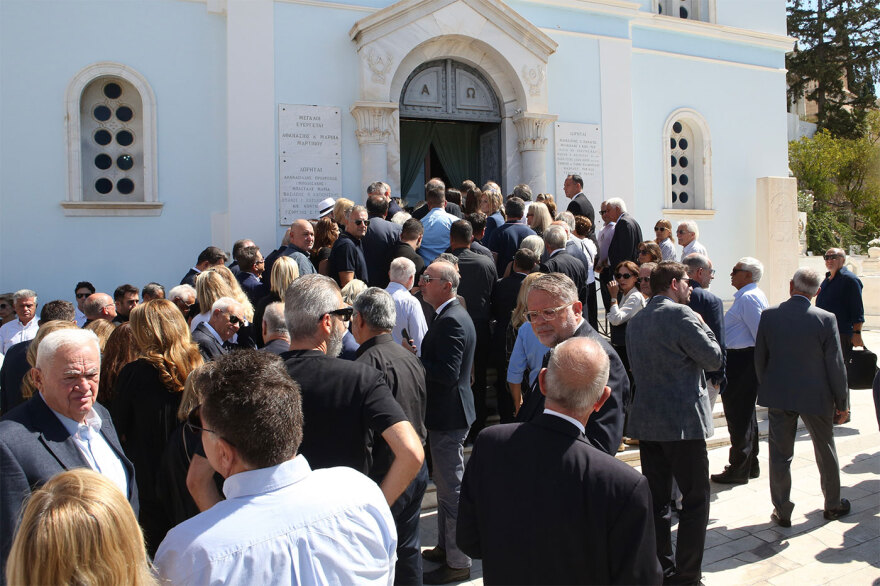 Μνημόσυνο Λένας Σαμαρά: Στο Α’ Νεκροταφείο η οικογένειά της – Δείτε βίντεο