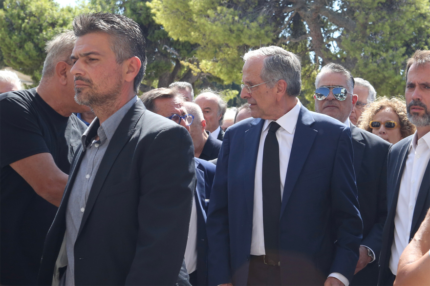 Μνημόσυνο για τη Λένα Σαμαρά - Οικογένεια και φίλοι βρέθηκαν στο Α’ Νεκροταφείο, δείτε βίντεο