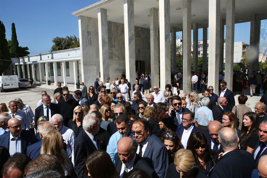 Μνημόσυνο Λένας Σαμαρά: Στο Α’ Νεκροταφείο η οικογένειά της – Δείτε βίντεο
