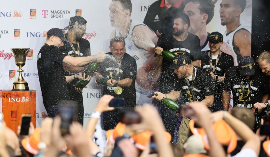 Αποθέωση στη Γερμανία: Η πρωταθλήτρια Ευρώπης γύρισε με την κούπα και… το Final Countdown - Βίντεο
