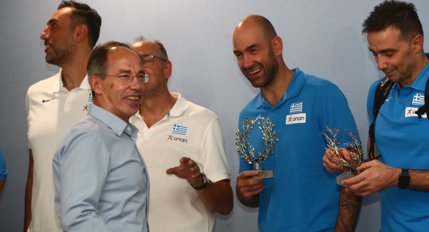 Επέστρεψε η «χάλκινη» Εθνική από τη Ρίγα - «Θέλαμε να φέρουμε πάλι το μπάσκετ ψηλά, το άξιζε αυτή η γενιά» το μήνυμα Σπανούλη