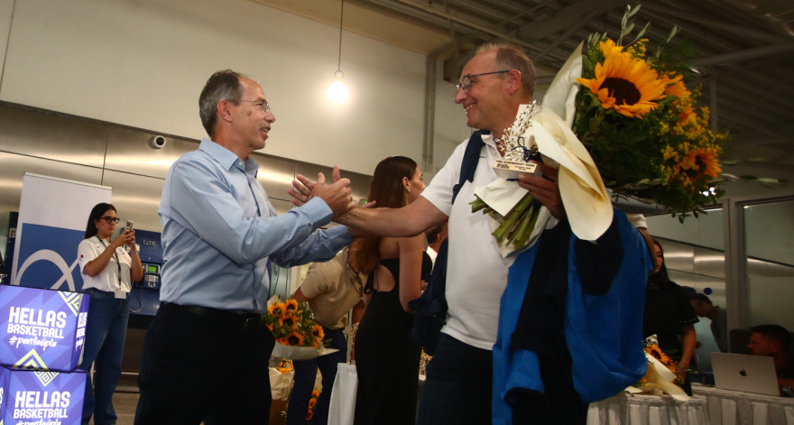 Επέστρεψε η «χάλκινη» Εθνική από τη Ρίγα - «Θέλαμε να φέρουμε πάλι το μπάσκετ ψηλά, το άξιζε αυτή η γενιά» το μήνυμα Σπανούλη