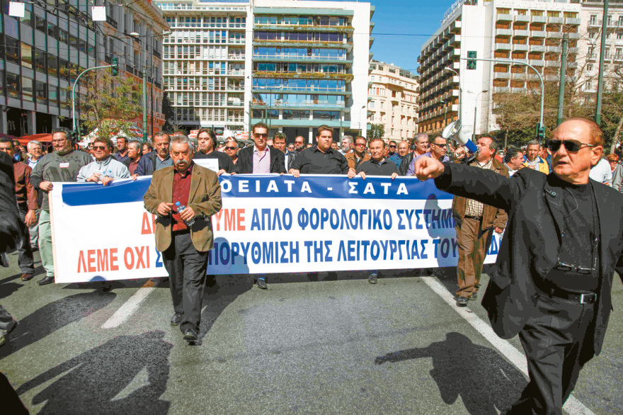 Θύμιος Λυμπερόπουλος: Ο «πατέρας» της... κίτρινης φυλής σε νέες περιπέτειες - Απεργία μέχρι τις 18:00 σήμερα για τα ταξί
