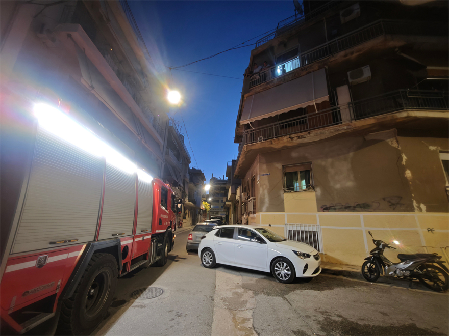Φωτιά σε διαμέρισμα πολυκατοικίας στην Ακαδημία Πλάτωνος - Αστυνομικοί απεγκλώβισαν τον τυφλό ένοικό του