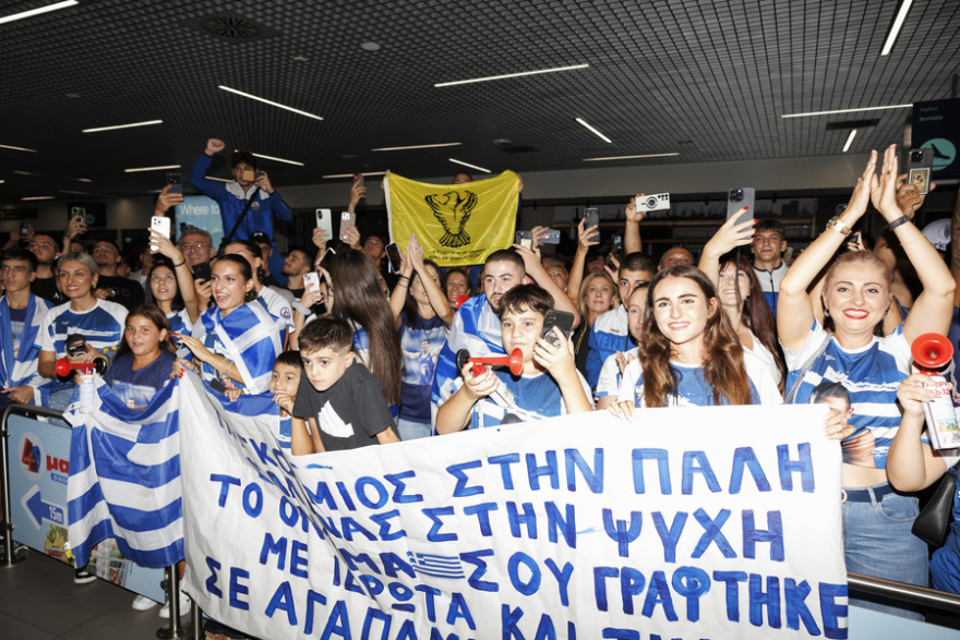 Στην Ελλάδα ο Κουγιουμτσίδης: Χαμός στην υποδοχή του παγκόσμιου πρωταθλητή πάλης στο «Μακεδονία» - Δείτε φωτογραφίες