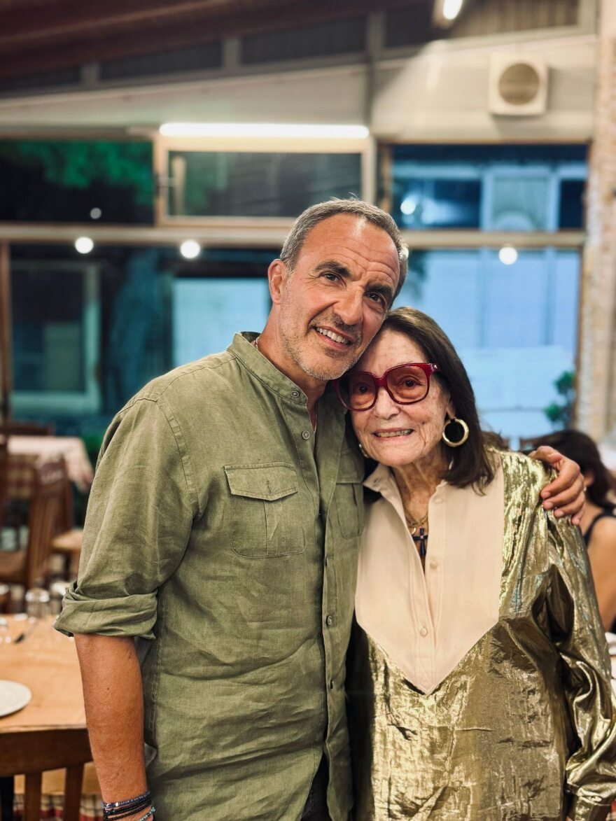 Νάνα Μούσχουρη και Νίκος Αλιάγας στα Βλάχικα της Βάρης
