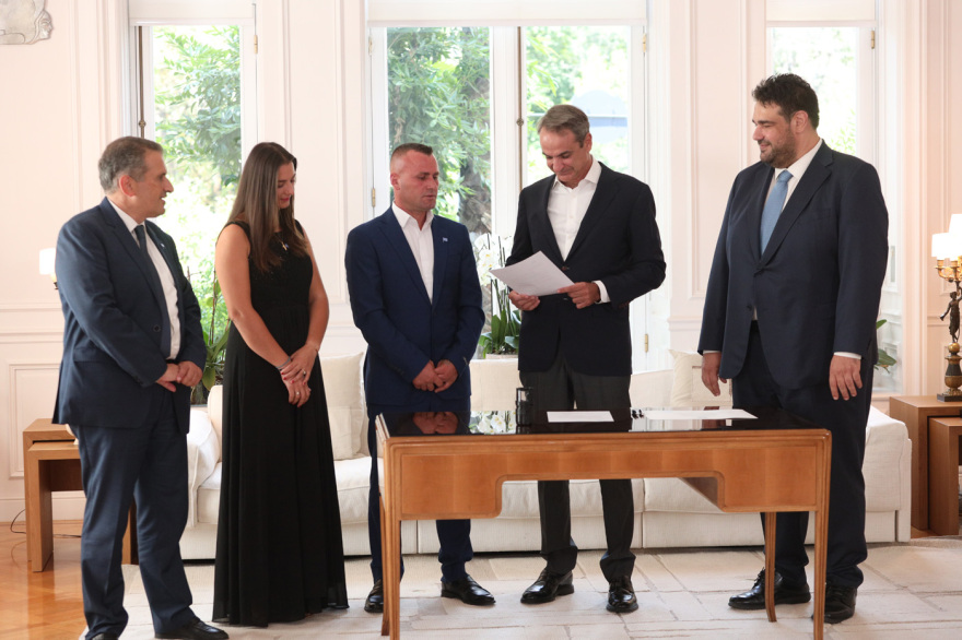 Ο Κυριάκος Μητσοτάκης τίμησε με πολιτογράφηση τον ήρωα που είχε βουτήξει στον Άραχθο για να σώσει τα δύο παιδιά