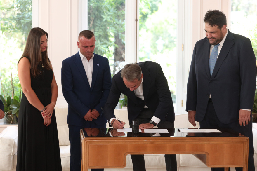 Ο Κυριάκος Μητσοτάκης τίμησε με πολιτογράφηση τον ήρωα που είχε βουτήξει στον Άραχθο για να σώσει τα δύο παιδιά