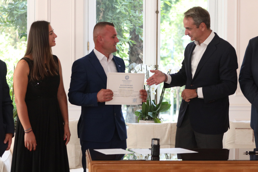 Ο Κυριάκος Μητσοτάκης τίμησε με πολιτογράφηση τον ήρωα που είχε βουτήξει στον Άραχθο για να σώσει τα δύο παιδιά