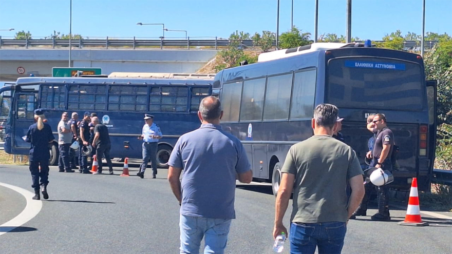 Θεσσαλία: Κινητοποιήσεις των αγροτών με τρακτέρ στον Ε65 – Ζητούν μέτρα για την ευλογιά και αποζημιώσεις 
