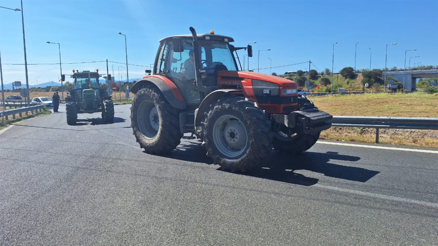Θεσσαλία: Κινητοποιήσεις των αγροτών με τρακτέρ στον Ε65 – Ζητούν μέτρα για την ευλογιά και αποζημιώσεις 
