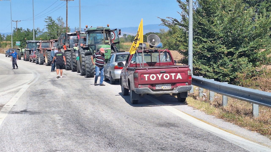 Θεσσαλία: Κινητοποιήσεις των αγροτών με τρακτέρ στον Ε65 – Ζητούν μέτρα για την ευλογιά και αποζημιώσεις 
