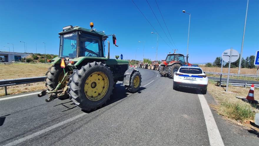 Θεσσαλία: Κινητοποιήσεις των αγροτών με τρακτέρ στον Ε65 – Ζητούν μέτρα για την ευλογιά και αποζημιώσεις 
