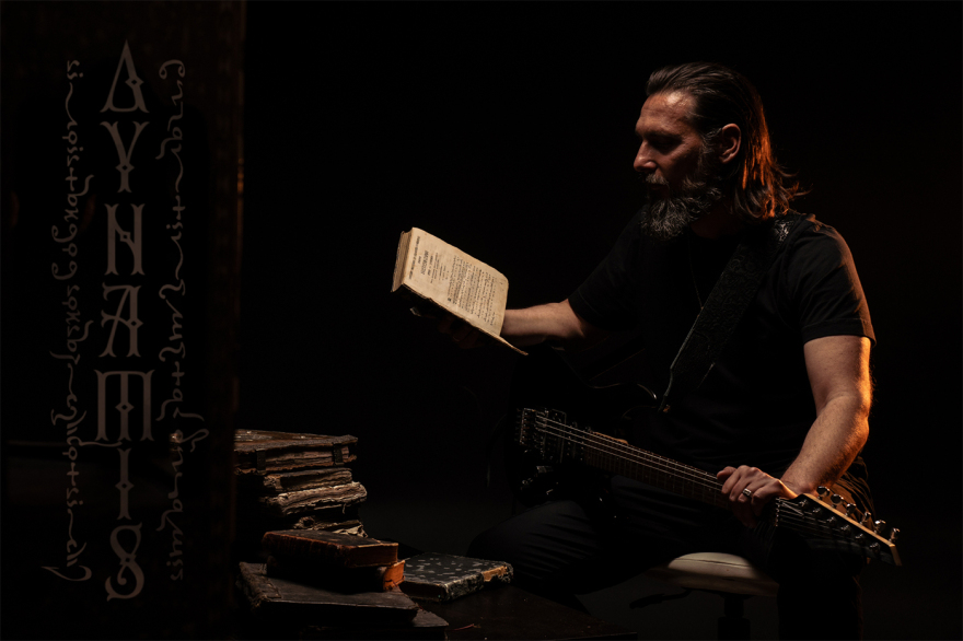 Ο heavy metal γιατρός του ΕΣΥ που ψέλνει σε μοναστήρια και ασθενείς
