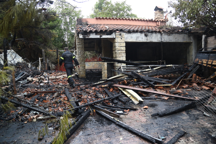 Φωτιά σε καφέ - μπαρ στους Αγίους Αναργύρους, καταστράφηκε ολοσχερώς η επιχείρηση
