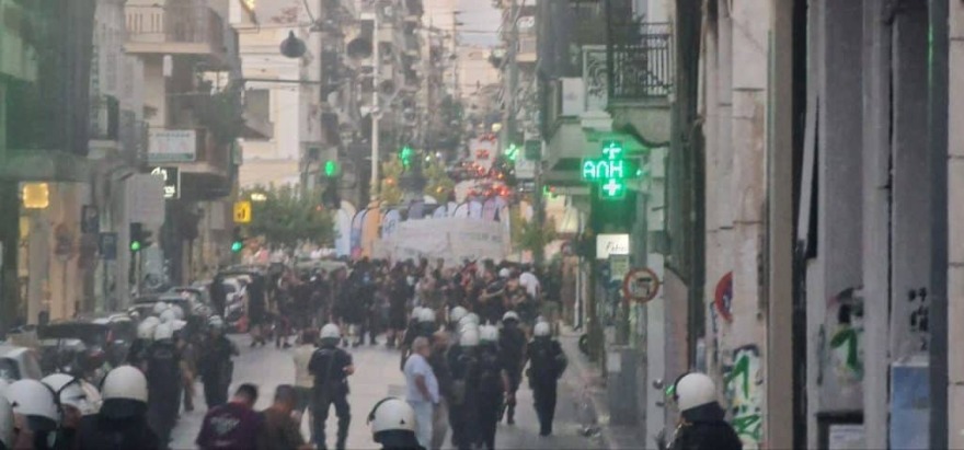 Επεισόδια στην πορεία για τα 12 χρόνια από τη δολοφονία του Παύλου Φύσσα στην Πάτρα  - Δείτε βίντεο 