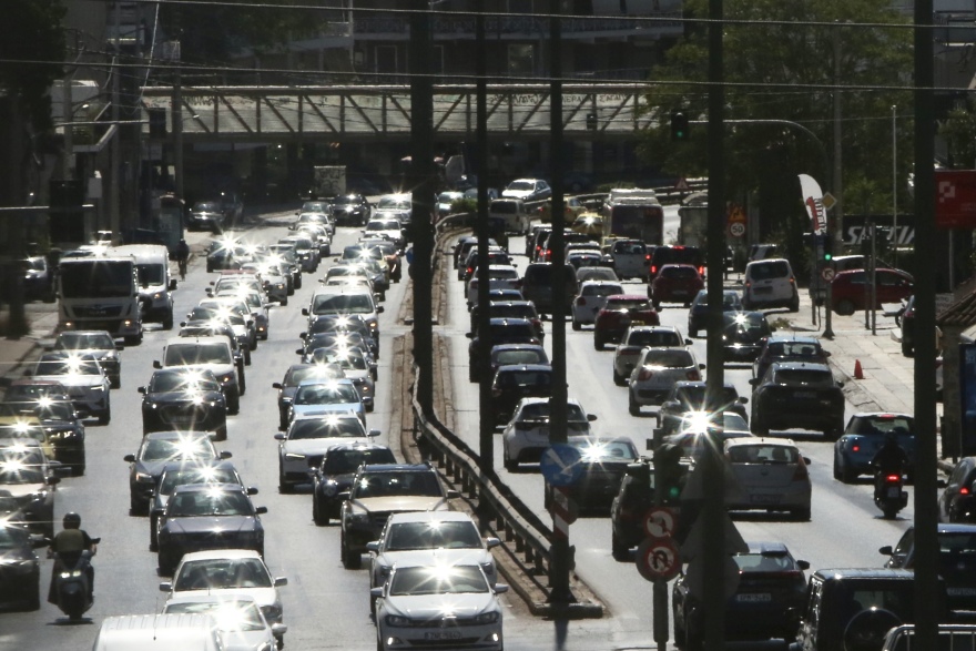 Κίνηση στους δρόμους τώρα live: Μεγάλο μποτιλιάρισμα στην Αθήνα το μεσημέρι της Παρασκευής - Τροχαίο στη Λ.Αθηνών, 20λεπτες καθυστερήσεις στην Αττική Οδό 