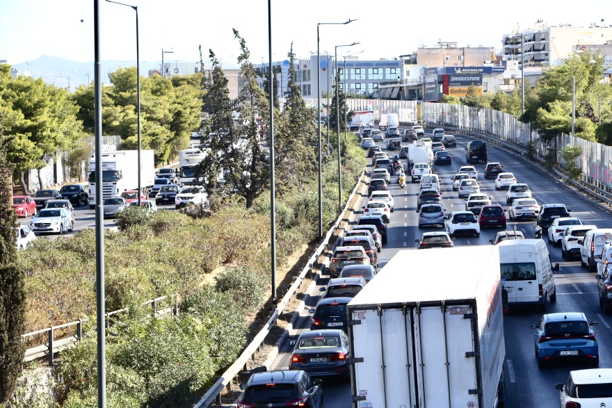 Κίνηση στους δρόμους τώρα live: Μεγάλο μποτιλιάρισμα στην Αθήνα το μεσημέρι της Παρασκευής - Τροχαίο στη Λ.Αθηνών, 20λεπτες καθυστερήσεις στην Αττική Οδό 