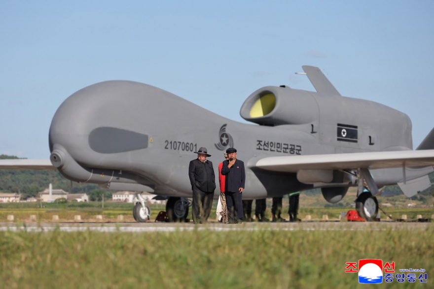 Ο Κιμ Γιονγκ Ουν παρακολούθησε δοκιμές drones εφόρμησης και αξίωσε «ταχεία ανάπτυξη των τεχνολογιών AI»